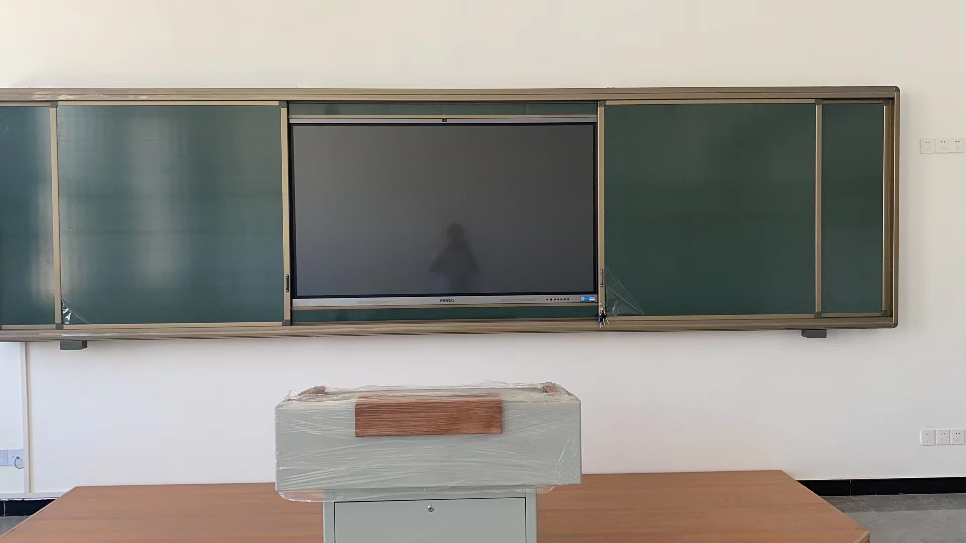 河(hé)北(běi)某高(gāo)校(xiào)教室大(dà)屏一(yī)體(tǐ)機(jī)設備項目